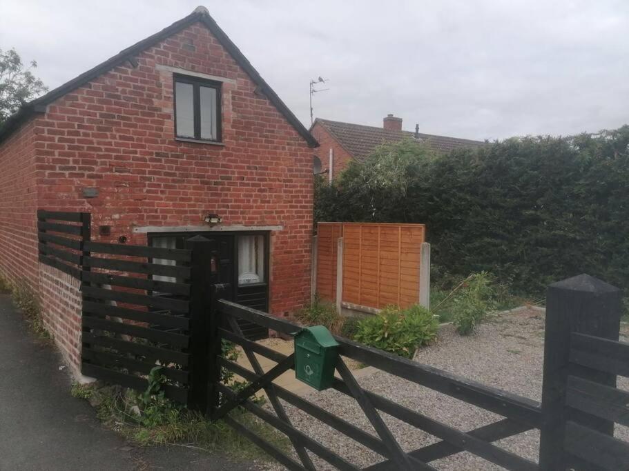 The Old Barn, Cosy Townhouse In Leominster Villa Exterior photo